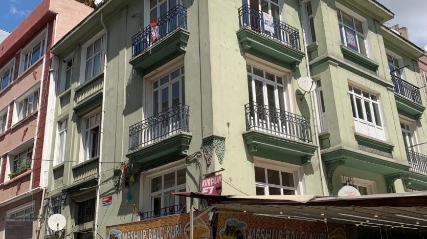 Old apartment for sale in Istanbul Fatih centre